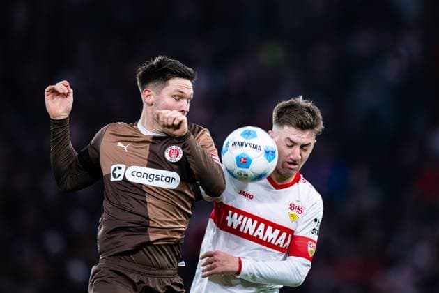 Fußball I Herren I Saison 2024-2025 I 1. Bundesliga I 15. Spieltag I VfB Stuttgart - FC St. Pauli I 21.12.2024 Andreas Albers (19, FC St. Pauli) gegen Angelo Stiller (6, VfB Stuttgart) Stuttgart MHP Arena Baden-Württemberg Deutschland Copyright: xLobeca MaxxKrausex