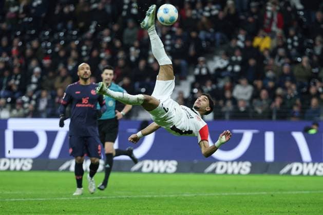 Bilder des Jahres 2024, Sport 12 Dezember Sport Themen der Woche KW51 Sport Bilder des Tages Fußball 1. Bundesliga - Eintracht Frankfurt - 1. FSV Mainz 05 am 21.12.2024 im Deutsche Bank Park in Frankfurt Omar Marmoush (Frankfurt 7) mit einem Fallrückzieher *** Soccer 1 Bundesliga Eintracht Frankfurt 1 FSV Mainz 05 on 21 12 2024 at Deutsche Bank Park in Frankfurt Omar Marmoush Frankfurt 7 with an overhead kick MH