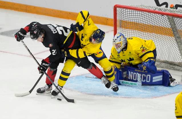 Sport Bilder des Tages December 21, 2024, Ottawa, On, Canada: Sweden goaltender Melker Thelin watches as defenceman Viggo Gustafsson battles for control of the puck with Canada forward Easton Cowan during third period IIHF World Junior Hockey Championship pre-tournament action, Saturday, Dec.21, 2024 in Ottawa. Melker Viggo Gustafsson Easton Cowan  - ZUMAc35_ 20241221_zaf_c35_032 Copyright: xAdrianxWyldx