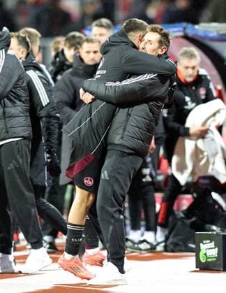 Sport Themen der Woche KW51 Sport Bilder des Tages 21.12.2024 - Fussball - Saison 2024 2025 - 2. Fussball - Bundesliga - 17. Spieltag: 1. FC Nürnberg FCN ( Club ) - Eintracht Braunschweig EBS BTSV - Sportfoto Zink DaMa - xdaxmax - DFL regulations prohibit any use of photographs as image sequences and or quasi-video - only for editorial use - Jubel Freude nach Spielende - Stefanos Tzimas (9, 1. FC Nürnberg FCN ) Miroslav Miro Klose ( Trainer 1. FC Nürnberg FCN ) umarmen sich *** 21 12 2024 Soccer Season 2024 2025 2 Soccer Bundesliga 17 Matchday 1 FC Nürnberg FCN Club Eintracht Braunschweig EBS BTSV Sportfoto Zink DaMa xdaxmax DFL regulations prohibit any use of photographs as image sequences and or quasi video only for editorial use Jubel Freude nach Spielende Stefanos Tzimas 9, 1 FC Nürnberg FCN Miroslav Miro Klose Trainer 1 FC Nürnberg FCN embrace each other