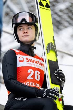 Paige Jones (USA) vor dem Sprung auf dem Schanzenturm, SUI, FIS Viessmsann Skisprung Weltcup Engelberg Groß-Titlis-Schanze, Training Damen, Saison 2024 2025, 20.12.2024 GER, FIS Viessmsann Skisprung Weltcup Engelberg, Training Damen, Saison 2024 2025, 20.12.2024 Engelberg *** Paige Jones USA before the jump on the ski jump tower, SUI, FIS Viessmann Ski Jumping World Cup Engelberg Large Titlis ski jump, womens training, 2024 2025 season, 20 12 2024 GER, FIS Viessmann Ski Jumping World Cup Engelberg, womens training, 2024 2025 season, 20 12 2024 Engelberg Copyright: xEibner-Pressefoto Memmlerx EP_MMR