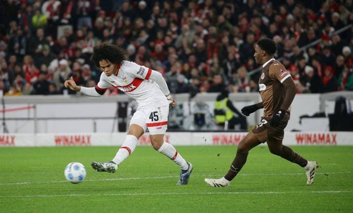 21.12.2024, Deutschland, Stuttgart, Fußball Bundesliga, Saison 2024 2025, VfB Stuttgart, vs. FC St. Pauli, von links: Anrie Chase ( VfB ) Oladapo Afolayan ( Pauli ) Gemäß den Vorgaben der DFL Deutsche Fußball Liga ist es untersagt, in dem Stadion und oder vom Spiel angefertigte Fotoaufnahmen in Form von Sequenzbildern und oder videoähnlichen Fotostrecken zu verwerten bzw. verwerten zu lassen.