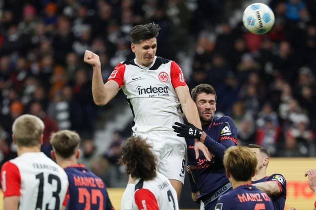 2024.12.21 xJAx Fussball 1. Bundesliga Eintracht Frankfurt - 1. FSV Mainz 05 v.l., Kopfball Igor Matanovic (Eintracht Frankfurt) , Stefan Bell (1. FSV Mainz 05) (DFL DFB REGULATIONS PROHIBIT ANY USE OF PHOTOGRAPHS as IMAGE SEQUENCES and or QUASI-VIDEO) Copyright: JoaquimxFerreira