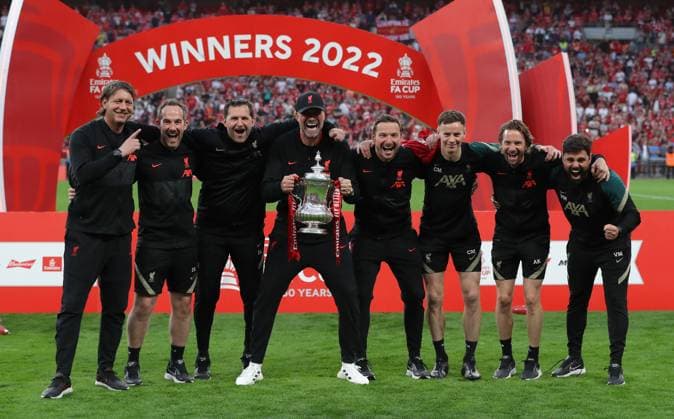 Chelsea v Liverpool - Emirates FA Cup - Final - Wembley Stadium May 14, 2022, London, United Kingdom: London, England, 14th May 2022. Jurgen Klopp, Manager of Liverpool with his coaching staff with the FA Cup after their team win the Emirates FA Cup match at Wembley Stadium, London. London United Kingdom EDITORIAL USE ONLY Copyright: xx ZUMA-20220514_zaf_si1_474.jpg PaulxTerryx csmphototwo913444
