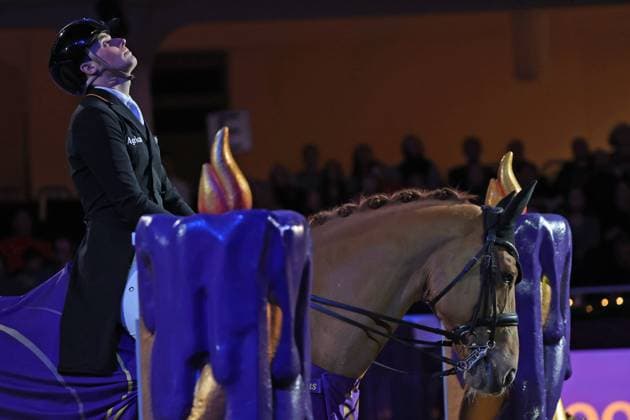 Sport Themen der Woche KW51 Verabschiedung Duke of Britain FRH, Frederic Wandres (GER), Besitzer Kasselmann, Pferdeverabschiedung aus dem 51. Internationales Festhallen Reitturnier Frankfurt, 51. IFRF, Reitturnier, 22.12.2024, - *** Farewell Duke of Britain FRH, Frederic Wandres GER , owner Kasselmann, Horse farewell from the sport, 51 International Festhalle Riding Tournament Frankfurt, 51 IFRF, Riding Tournament, 22 12 2024,