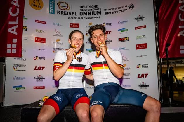 BRAUßE Franziska, TEUTENBERG Tim Torn: DM Omnium 2024 - Frankfurt Oder BRAUßE Franziska ( GER ) CERATIZIT-WNT Pro Cycling Team Winner - First Place - TEUTENBERG Tim Torn ( GER ) Lidl-Trek Development-Team Winner - First Place Award Ceremony - Medal Ceremony - Podium - Querformat - quer - horizontal - Landscape - Event Veranstaltung: DM Omnium 2024 - Deutsche Meisterschaft - Category Kategorie: Cycling - Track cycling, Rad, Radsport, Bahnrad, Bahn National Championship Omnium - Elite Men- Location Ort: Europe Germany - Brandenburg - Märkisch Oderland - Frankfurt Oder - Oderlandhalle - Discipline: Omnium - Distance: ... m - Date Datum: 21.12.2024 Saturday Day 2 -