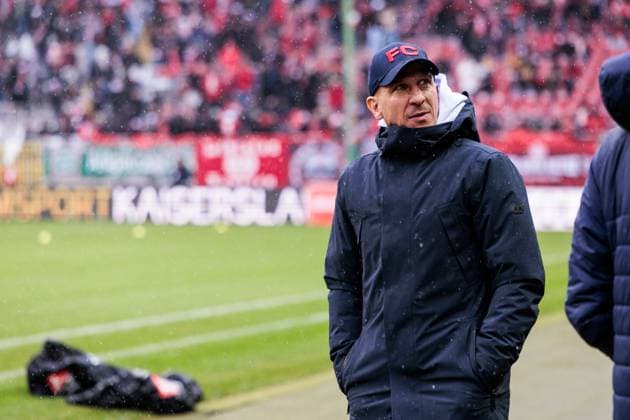 2. Fußball Bundesliga: 1. FC Kaiserslautern - 1. FC Köln; 22.12.2024 Platzbegehung Gerhard Struber (Trainer 1. FC Köln) 2. Fußball Bundesliga, 1. FC Kaiserslautern - 1. FC Köln, Kaiserslautern, Fritz-Walter-Stadion am 22.12.2024 DFL REGULATIONS PROHIBIT ANY USE OF PHOTOGRAPHS AS IMAGE SEQUENCES AND OR QUASI-VIDEO.