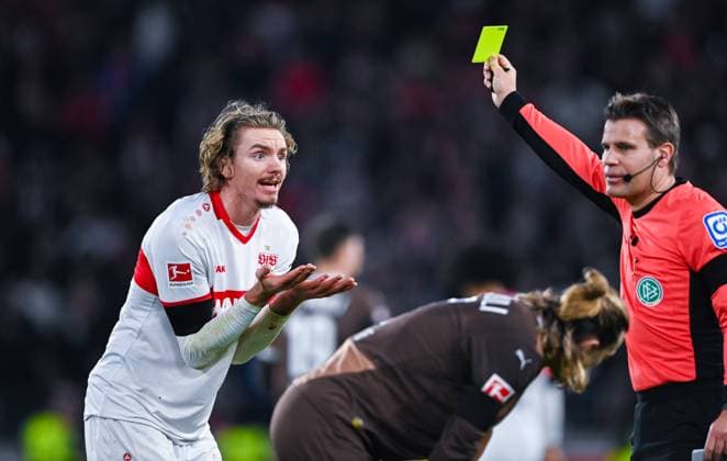 Nick Woltemade (VfB Stuttgart) gestikuliert und bekommt eine gelbe Karte von Schiedsrichter Felix Brych waehrend des Spiels der 1. Bundesliga zwischen VfB Stuttgart und FC St. Pauli 1910, MHPArena Stuttgart am 21. December 2024 in Stuttgart, Deutschland. (Foto von Silas Schueller DeFodi Images) +++ Nick Woltemade (VfB Stuttgart) gestures and gets a yellow card from Referee Felix Brych during the Bundesliga match between VfB Stuttgart and FC St. Pauli 1910 at MHPArena Stuttgart on December 21, 2024 in Stuttgart, Germany. (Photo by Silas Schueller DeFodi Images) DFL regulations prohibit any use of photographs as image sequences and or quasi-video. (Photo by Silas Schueller DeFodi Images) Defodi-738_738_VFBPAU_20241221_537