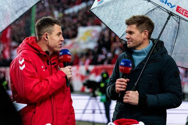 2. Fußball Bundesliga: 1. FC Kaiserslautern - 1. FC Köln; 22.12.2024 Dominique Heintz (1. FC Köln, 3) im Sky Interview mit Simon Terodde (TV Experte Sky) 2. Fußball Bundesliga, 1. FC Kaiserslautern - 1. FC Köln, Kaiserslautern, Fritz-Walter-Stadion am 22.12.2024 DFL REGULATIONS PROHIBIT ANY USE OF PHOTOGRAPHS AS IMAGE SEQUENCES AND OR QUASI-VIDEO.