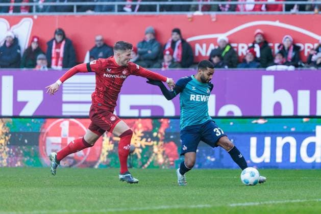 2. Fußball Bundesliga: 1. FC Kaiserslautern - 1. FC Köln; 22.12.2024 Zweikampf Jan Elvedi (1. FC Kaiserslautern, 33), Linton Maina (1. FC Köln, 37) 2. Fußball Bundesliga, 1. FC Kaiserslautern - 1. FC Köln, Kaiserslautern, Fritz-Walter-Stadion am 22.12.2024 DFL REGULATIONS PROHIBIT ANY USE OF PHOTOGRAPHS AS IMAGE SEQUENCES AND OR QUASI-VIDEO.