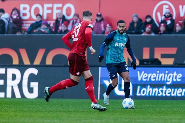 2. Fußball Bundesliga: 1. FC Kaiserslautern - 1. FC Köln; 22.12.2024 Zweikampf Jan Elvedi (1. FC Kaiserslautern, 33), Linton Maina (1. FC Köln, 37) 2. Fußball Bundesliga, 1. FC Kaiserslautern - 1. FC Köln, Kaiserslautern, Fritz-Walter-Stadion am 22.12.2024 DFL REGULATIONS PROHIBIT ANY USE OF PHOTOGRAPHS AS IMAGE SEQUENCES AND OR QUASI-VIDEO.