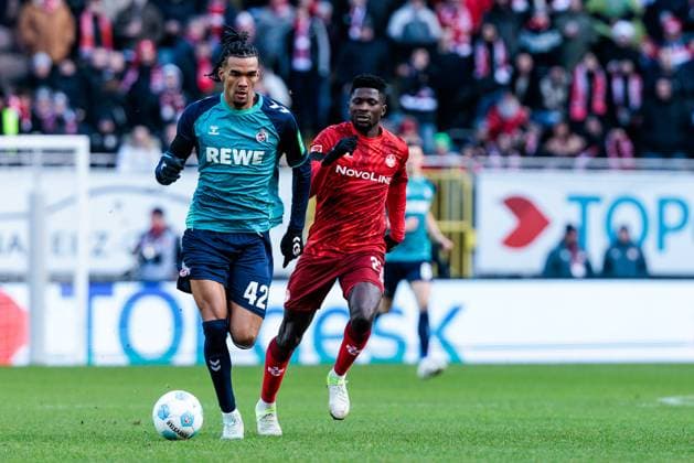 2. Fußball Bundesliga: 1. FC Kaiserslautern - 1. FC Köln; 22.12.2024 Zweikampf Damion Downs (1. FC Köln, 42), Afeez Aremu (1. FC Kaiserslautern, 23) 2. Fußball Bundesliga, 1. FC Kaiserslautern - 1. FC Köln, Kaiserslautern, Fritz-Walter-Stadion am 22.12.2024 DFL REGULATIONS PROHIBIT ANY USE OF PHOTOGRAPHS AS IMAGE SEQUENCES AND OR QUASI-VIDEO.