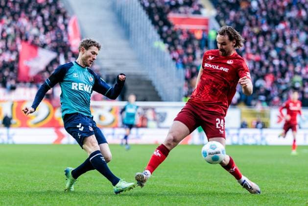 2. Fußball Bundesliga: 1. FC Kaiserslautern - 1. FC Köln; 22.12.2024 Zweikampf Florian Kainz (1. FC Köln, 11), Jannis Heuer (1.FC Kaiserslautern, 24) 2. Fußball Bundesliga, 1. FC Kaiserslautern - 1. FC Köln, Kaiserslautern, Fritz-Walter-Stadion am 22.12.2024 DFL REGULATIONS PROHIBIT ANY USE OF PHOTOGRAPHS AS IMAGE SEQUENCES AND OR QUASI-VIDEO.