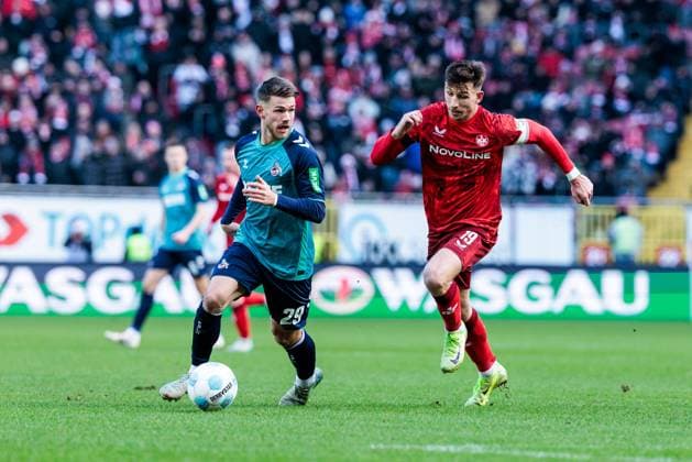 2. Fußball Bundesliga: 1. FC Kaiserslautern - 1. FC Köln; 22.12.2024 Zweikampf Jan Thielmann (1. FC Köln, 29), Daniel Hanslik (1. FC Kaiserslautern, 19) 2. Fußball Bundesliga, 1. FC Kaiserslautern - 1. FC Köln, Kaiserslautern, Fritz-Walter-Stadion am 22.12.2024 DFL REGULATIONS PROHIBIT ANY USE OF PHOTOGRAPHS AS IMAGE SEQUENCES AND OR QUASI-VIDEO.