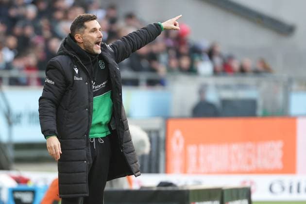 2. Bundesliga - Hannover 06 - Hertha BSC Berlin am 22.12.2024 in der HDI Arena in Hannover Trainer Stefan Leitl (Hannover) gibt lautstark Anweisungen