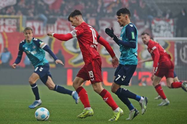 22.12.2024, xmohx, Fussball 2.Bundesliga, 1.FC Kaiserslautern - 1.FC Köln emspor, v.l. Daniel Hanslik (Kaiserslautern), Dejan Ljubicic (Köln) (DFL DFB REGULATIONS PROHIBIT ANY USE OF PHOTOGRAPHS as IMAGE SEQUENCES and or QUASI-VIDEO) Kaiserslautern