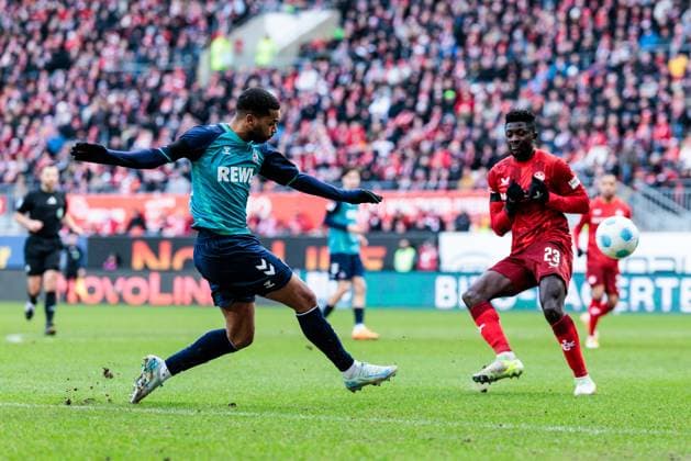 2. Fußball Bundesliga: 1. FC Kaiserslautern - 1. FC Köln; 22.12.2024 Linton Maina (1. FC Köln, 37) legt das 0:1 vor, Afeez Aremu (1. FC Kaiserslautern, 23) 2. Fußball Bundesliga, 1. FC Kaiserslautern - 1. FC Köln, Kaiserslautern, Fritz-Walter-Stadion am 22.12.2024 DFL REGULATIONS PROHIBIT ANY USE OF PHOTOGRAPHS AS IMAGE SEQUENCES AND OR QUASI-VIDEO.