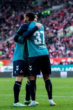 2. Fußball Bundesliga: 1. FC Kaiserslautern - 1. FC Köln; 22.12.2024 Florian Kainz (1. FC Köln, 11) und Linton Maina (1. FC Köln, 37) bejubeln das 0:1 durch Dejan Ljubicic (1. FC Köln, 7) 2. Fußball Bundesliga, 1. FC Kaiserslautern - 1. FC Köln, Kaiserslautern, Fritz-Walter-Stadion am 22.12.2024 DFL REGULATIONS PROHIBIT ANY USE OF PHOTOGRAPHS AS IMAGE SEQUENCES AND OR QUASI-VIDEO.