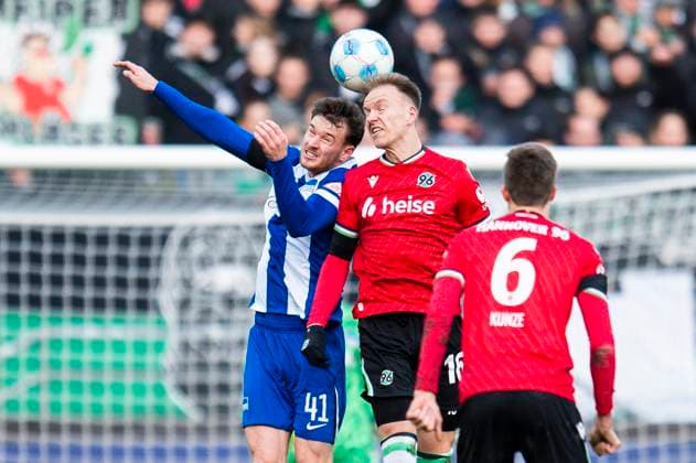22.12.2024 - Fußball, 2024 2025, 2. Bundesliga, 17. Spieltag, Hannover 96 - Hertha BSC Berlin: (L-R) Pascal Klemens (Berlin), Havard Nielsen (Hannover) DFL REGULATIONS PROHIBIT ANY USE OF PHOTOGRAPHS AS IMAGE SEQUENCES AND OR QUASI-VIDEO. Hannover Niedersachsen Deutschland Heinz von Heiden Arena