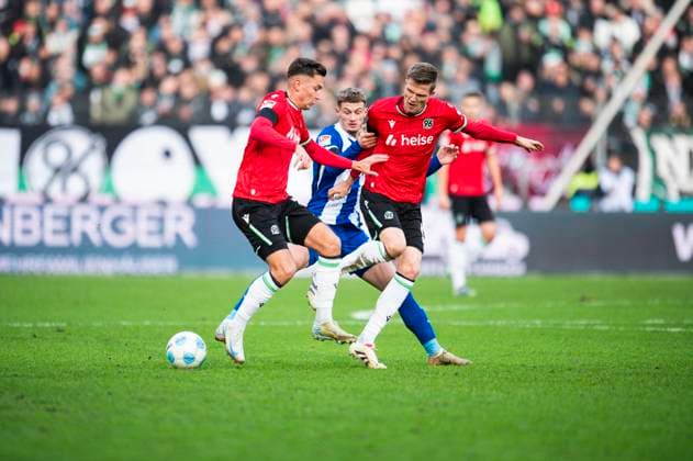 22.12.2024 - Fußball, 2024 2025, 2. Bundesliga, 17. Spieltag, Hannover 96 - Hertha BSC Berlin: (L-R) Bartlomiej Wdowik (Hannover),Michael Cuisance (Berlin), Fabian Kunze (Hannover) DFL REGULATIONS PROHIBIT ANY USE OF PHOTOGRAPHS AS IMAGE SEQUENCES AND OR QUASI-VIDEO. Hannover Niedersachsen Deutschland Heinz von Heiden Arena