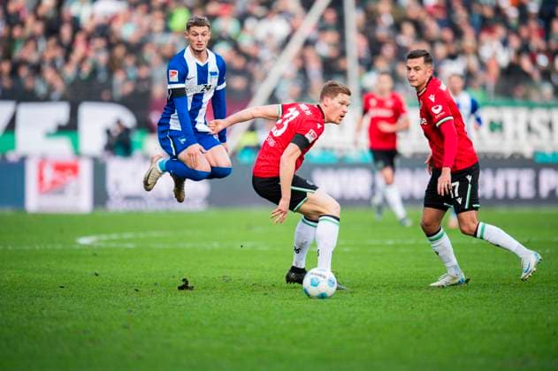 22.12.2024 - Fußball, 2024 2025, 2. Bundesliga, 17. Spieltag, Hannover 96 - Hertha BSC Berlin: (L-R) Michael Cuisance (Berlin), Marcel Halstenberg (Hannover), Bartlomiej Wdowik (Hannover) DFL REGULATIONS PROHIBIT ANY USE OF PHOTOGRAPHS AS IMAGE SEQUENCES AND OR QUASI-VIDEO. Hannover Niedersachsen Deutschland Heinz von Heiden Arena