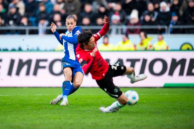 22.12.2024 - Fußball, 2024 2025, 2. Bundesliga, 17. Spieltag, Hannover 96 - Hertha BSC Berlin: (L-R) Derry Scherhant (Berlin), Sei Muroya (Hannover) DFL REGULATIONS PROHIBIT ANY USE OF PHOTOGRAPHS AS IMAGE SEQUENCES AND OR QUASI-VIDEO. Hannover Niedersachsen Deutschland Heinz von Heiden Arena