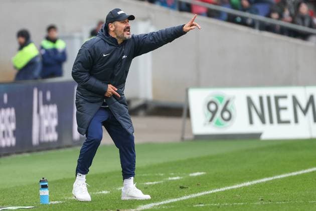 2. Bundesliga - Hannover 06 - Hertha BSC Berlin am 22.12.2024 in der HDI Arena in Hannover Trainer Cristian Fiel (Hertha) gibt lautstark Anweisungen