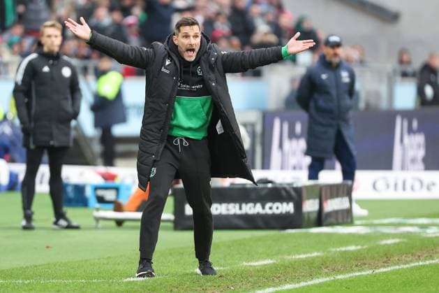 2. Bundesliga - Hannover 06 - Hertha BSC Berlin am 22.12.2024 in der HDI Arena in Hannover Trainer Stefan Leitl (Hannover) gestikuliert