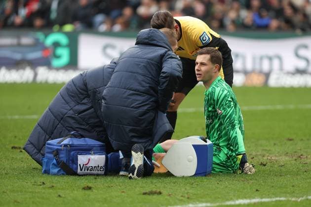 2. Bundesliga - Hannover 06 - Hertha BSC Berlin am 22.12.2024 in der HDI Arena in Hannover Torwart Goalkeeper Tjark Ernst (Hertha 1) wird behandelt