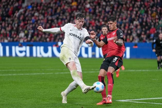 Michael Gregoritsch (SC Freiburg, 38) im Zweikampf mit Piero Hincapie (Bayer 04 Leverkusen , 03) , Fussball, 1. Bundesliga, 15.Spieltag, 2024 2025, Bayer 04 Leverkusen vs. SC Freiburg, 21.12.2024, BayArena, Leverkusen, Deutschland DFL REGULATIONS PROHIBIT ANY USE OF PHOTOGRAPHS AS IMAGE SEQUENCES AND OR QUASI-VIDEO. Leverkusen BayArena Nordrhein-Westfalen Deutschland *** Michael Gregoritsch SC Freiburg, 38 in duel with Piero Hincapie Bayer 04 Leverkusen , 03 , Soccer, 1 Bundesliga, 15 Matchday, 2024 2025, Bayer 04 Leverkusen vs SC Freiburg, 21 12 2024, BayArena, Leverkusen, Germany DFL REGULATIONS PROHIBIT ANY USE OF PHOTOGRAPHS AS IMAGE SEQUENCES AND OR QUASI VIDEO Leverkusen BayArena Nordrhein Westfalen Germany Copyright: xArnexAmbergx