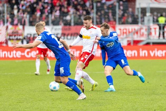 22.12.2024, Fussball, GER, Saison, 2.Liga, Saision 2024 2025, 17. Spieltag, SSV Jahn Regensburg - SV Darmstadt 98 Christian Kühlwetter (SSV Jahn Regensburg) gegen Luca Marseiler und Fabian Nürnberger DFL REGULATIONS PROHIBIT ANY USE OF PHOTOGRAPHS AS IMAGE SEQUENCES AND OR QUASI-VIDEO. Regensburg Bayern Deutschland Jahnstadion Regensburg