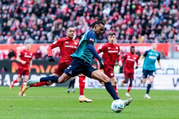 2. Fußball Bundesliga: 1. FC Kaiserslautern - 1. FC Köln; 22.12.2024 Damion Downs (1. FC Köln, 42) schießt, am Ball 2. Fußball Bundesliga, 1. FC Kaiserslautern - 1. FC Köln, Kaiserslautern, Fritz-Walter-Stadion am 22.12.2024 DFL REGULATIONS PROHIBIT ANY USE OF PHOTOGRAPHS AS IMAGE SEQUENCES AND OR QUASI-VIDEO.