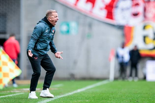 2. Fußball Bundesliga: 1. FC Kaiserslautern - 1. FC Köln; 22.12.2024 Markus Anfang (Trainer 1. FC Kaiserslautern) brüllt 2. Fußball Bundesliga, 1. FC Kaiserslautern - 1. FC Köln, Kaiserslautern, Fritz-Walter-Stadion am 22.12.2024 DFL REGULATIONS PROHIBIT ANY USE OF PHOTOGRAPHS AS IMAGE SEQUENCES AND OR QUASI-VIDEO.