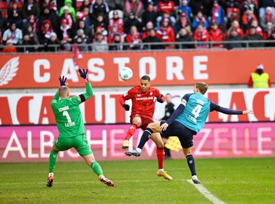 Fussball - 2. Bundesliga - Saison 2024 25 1. FC Kaiserslautern 22.12.2024 Fritz-Walter-Stadion 1. FC Kaiserslautern (fck) - 1. FC Köln (k) Grosse Chance für Jan GYAMERAH (1. FC Kaiserslautern), mi, Torwart Marvin SCHWAEBE (1. FC Köln) , li - Timo HUEBERS (1. FC Köln), re 1. FC Kaiserslautern