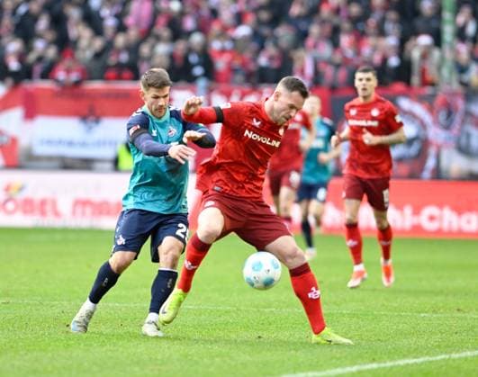 Fussball - 2. Bundesliga - Saison 2024 25 1. FC Kaiserslautern 22.12.2024 Fritz-Walter-Stadion 1. FC Kaiserslautern (fck) - 1. FC Köln (k) Jan Uwe THIELMANN (1. FC Köln), li - Boris TOMIAK (1. FC Kaiserslautern) 1. FC Kaiserslautern