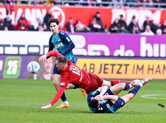Fussball - 2. Bundesliga - Saison 2024 25 1. FC Kaiserslautern 22.12.2024 Fritz-Walter-Stadion 1. FC Kaiserslautern (fck) - 1. FC Köln (k) Jannik MAUSE (1. FC Kaiserslautern), mi, - Eric MARTEL(1. FC Köln), re 1. FC Kaiserslautern