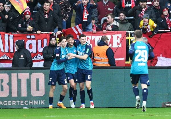 Fussball - 2. Bundesliga - Saison 2024 25 1. FC Kaiserslautern 22.12.2024 Fritz-Walter-Stadion 1. FC Kaiserslautern (fck) - 1. FC Köln (k) Jubel von Köln nach dem 1:0, v.li: Denis HUSEINBASIC (1. FC Köln), Torschütze Dejan LJUBICIC (1. FC Köln), Denis HUSEINBASIC (1. FC Köln) 1. FC Kaiserslautern