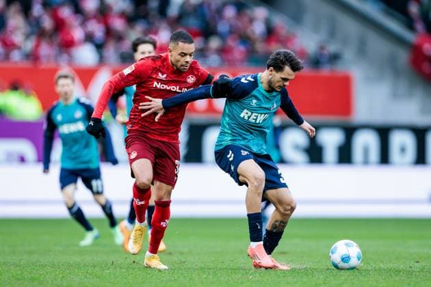 2. Fußball Bundesliga: 1. FC Kaiserslautern - 1. FC Köln; 22.12.2024 Zweikampf Jan Gyamerah (1. FC Kaiserslautern, 32), Max Finkgräfe (1. FC Köln, 35) 2. Fußball Bundesliga, 1. FC Kaiserslautern - 1. FC Köln, Kaiserslautern, Fritz-Walter-Stadion am 22.12.2024 DFL REGULATIONS PROHIBIT ANY USE OF PHOTOGRAPHS AS IMAGE SEQUENCES AND OR QUASI-VIDEO.