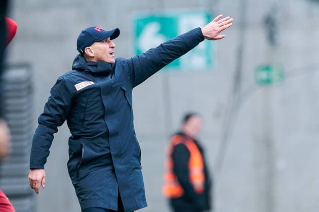 2. Fußball Bundesliga: 1. FC Kaiserslautern - 1. FC Köln; 22.12.2024 Gerhard Struber (Trainer 1. FC Köln) gestikuliert 2. Fußball Bundesliga, 1. FC Kaiserslautern - 1. FC Köln, Kaiserslautern, Fritz-Walter-Stadion am 22.12.2024 DFL REGULATIONS PROHIBIT ANY USE OF PHOTOGRAPHS AS IMAGE SEQUENCES AND OR QUASI-VIDEO.