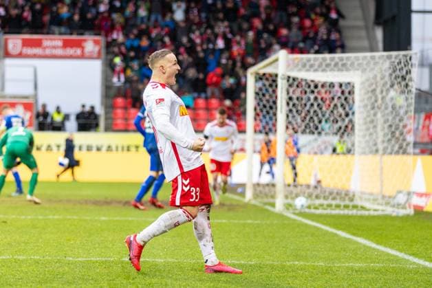 22.12.2024, Fussball, GER, Saison, 2.Liga, Saision 2024 2025, 17. Spieltag, SSV Jahn Regensburg - SV Darmstadt 98 Jubel nach dem 1:0 durch Kai Pröger (SSV Jahn Regensburg) DFL REGULATIONS PROHIBIT ANY USE OF PHOTOGRAPHS AS IMAGE SEQUENCES AND OR QUASI-VIDEO. Regensburg Bayern Deutschland Jahnstadion Regensburg
