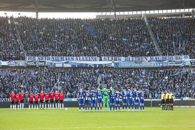 Sport Themen der Woche KW51 2. Bundesliga - Hannover 06 - Hertha BSC Berlin am 22.12.2024 in der HDI Arena in Hannover Die Hertha Fans im Gästeblock einem Spruchband Banner Transporten Ihr seid niemals alleine stark bleiben Magdeburg *** 2 Bundesliga Hannover 06 Hertha BSC Berlin on 22 12 2024 at the HDI Arena in Hannover The Hertha fans in the guest block a banner banners transports You are never alone stay strong Magdeburg MH