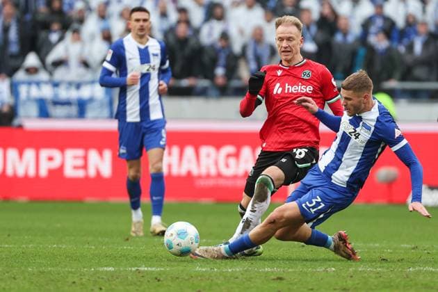 2. Bundesliga - Hannover 06 - Hertha BSC Berlin am 22.12.2024 in der HDI Arena in Hannover Havard Nielsen (Hannover 16) gegen Marton Dardai (Hertha 31)