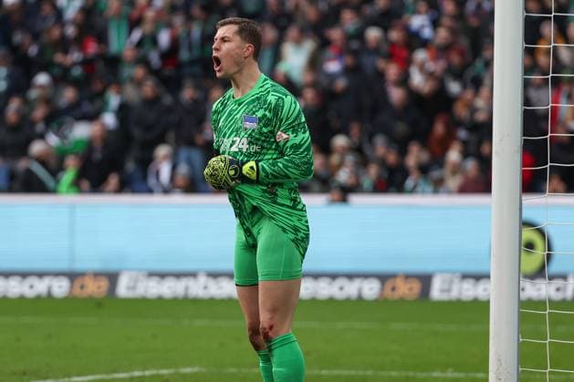 2. Bundesliga - Hannover 06 - Hertha BSC Berlin am 22.12.2024 in der HDI Arena in Hannover Torwart Goalkeeper Tjark Ernst (Hertha 1) unzufrieden, enttäuscht, enttaeuscht, niedergeschlagen.