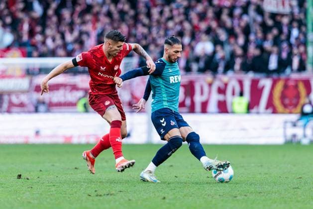 2. Fußball Bundesliga: 1. FC Kaiserslautern - 1. FC Köln; 22.12.2024 Zweikampf Luca Sirch (1. FC Kaiserslautern, 31), Leart Paqarada (1. FC Köln, 17) 2. Fußball Bundesliga, 1. FC Kaiserslautern - 1. FC Köln, Kaiserslautern, Fritz-Walter-Stadion am 22.12.2024 DFL REGULATIONS PROHIBIT ANY USE OF PHOTOGRAPHS AS IMAGE SEQUENCES AND OR QUASI-VIDEO. Copyright: xBEAUTIFULxSPORTS Wunderlx