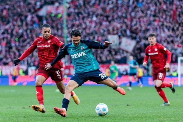 2. Fußball Bundesliga: 1. FC Kaiserslautern - 1. FC Köln; 22.12.2024 Zweikampf Jan Gyamerah (1. FC Kaiserslautern, 32), Max Finkgräfe (1. FC Köln, 35) 2. Fußball Bundesliga, 1. FC Kaiserslautern - 1. FC Köln, Kaiserslautern, Fritz-Walter-Stadion am 22.12.2024 DFL REGULATIONS PROHIBIT ANY USE OF PHOTOGRAPHS AS IMAGE SEQUENCES AND OR QUASI-VIDEO.