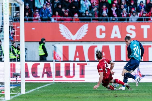 2. Fußball Bundesliga: 1. FC Kaiserslautern - 1. FC Köln; 22.12.2024 Zweikampf Jannis Heuer (1.FC Kaiserslautern, 24), Steffen Tigges (1. FC Köln, 21) Torchance 2. Fußball Bundesliga, 1. FC Kaiserslautern - 1. FC Köln, Kaiserslautern, Fritz-Walter-Stadion am 22.12.2024 DFL REGULATIONS PROHIBIT ANY USE OF PHOTOGRAPHS AS IMAGE SEQUENCES AND OR QUASI-VIDEO.