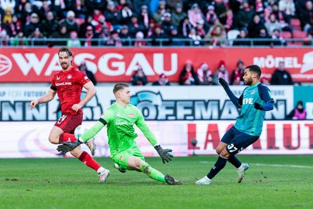 2. Fußball Bundesliga: 1. FC Kaiserslautern - 1. FC Köln; 22.12.2024 Zweikampf Julian Krahl (1. FC Kaiserslautern, 1), Linton Maina (1. FC Köln, 37) Torchance 2. Fußball Bundesliga, 1. FC Kaiserslautern - 1. FC Köln, Kaiserslautern, Fritz-Walter-Stadion am 22.12.2024 DFL REGULATIONS PROHIBIT ANY USE OF PHOTOGRAPHS AS IMAGE SEQUENCES AND OR QUASI-VIDEO.