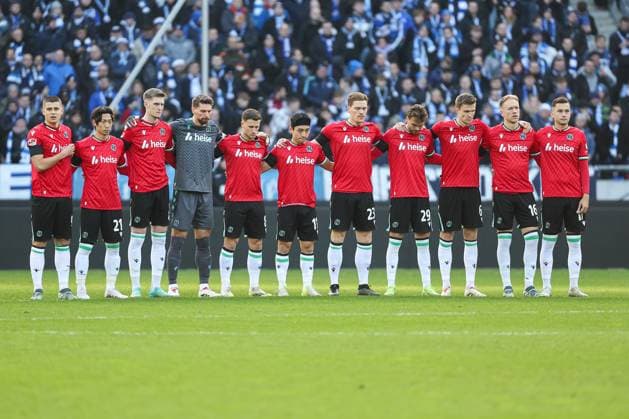2. Bundesliga - Hannover 96 - Hertha BSC Berlin am 22.12.2024 in der HDI Arena in Hannover Schweigeminute für die Opfer des Weihnachtsmarkt Anschlags in Magdeburg , hier die Mannschaft von Hannover 96