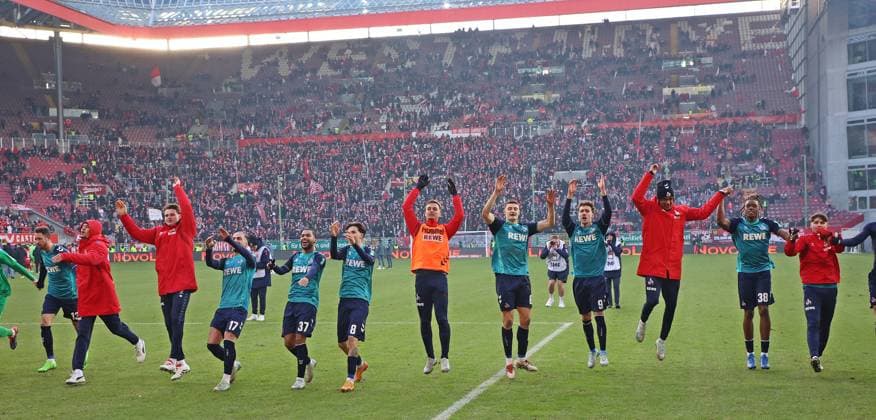 22.12.2024, xmohx, Fussball 2.Bundesliga, 1.FC Kaiserslautern - 1.FC Köln emspor, v.l. Köln bejubelt den Sieg vor der Fankurve (DFL DFB REGULATIONS PROHIBIT ANY USE OF PHOTOGRAPHS as IMAGE SEQUENCES and or QUASI-VIDEO) Kaiserslautern