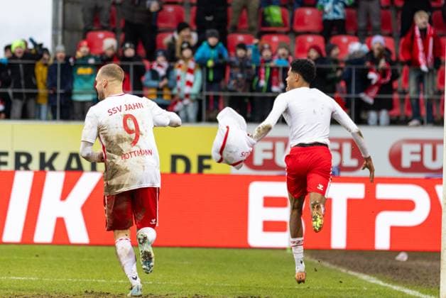 22.12.2024, Fussball, GER, Saison, 2.Liga, Saision 2024 2025, 17. Spieltag, SSV Jahn Regensburg - SV Darmstadt 98 Noah Ganaus (SSV Jahn) jubelt nach dem 2:0 für Regensburg DFL REGULATIONS PROHIBIT ANY USE OF PHOTOGRAPHS AS IMAGE SEQUENCES AND OR QUASI-VIDEO. Regensburg Bayern Deutschland Jahnstadion Regensburg